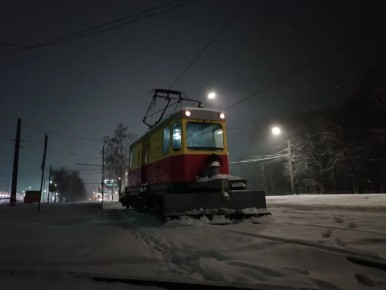 Ночью на расчистке путей трудились трамвайные снегочисты, а утром к ним на помощь вышли тракторы