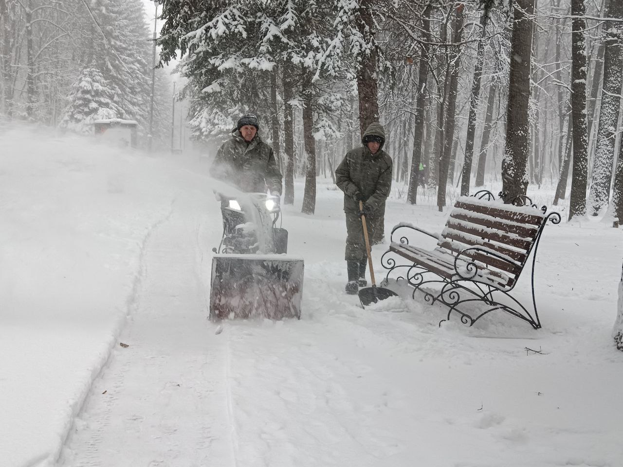 В Ульяновск наконец пришла настоящая зима — со снегом, белыми деревьями и всей декабрьской красотой В Ульяновск наконец пришла настоящая зима — со снегом, белыми деревьями и всей декабрьской красотой