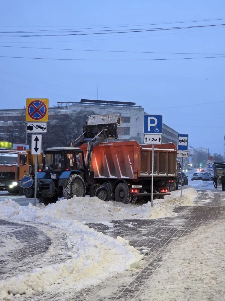 За сутки с улиц Ульяновска вывезли 36 самосвалов снега За сутки с улиц Ульяновска вывезли 36 самосвалов снега