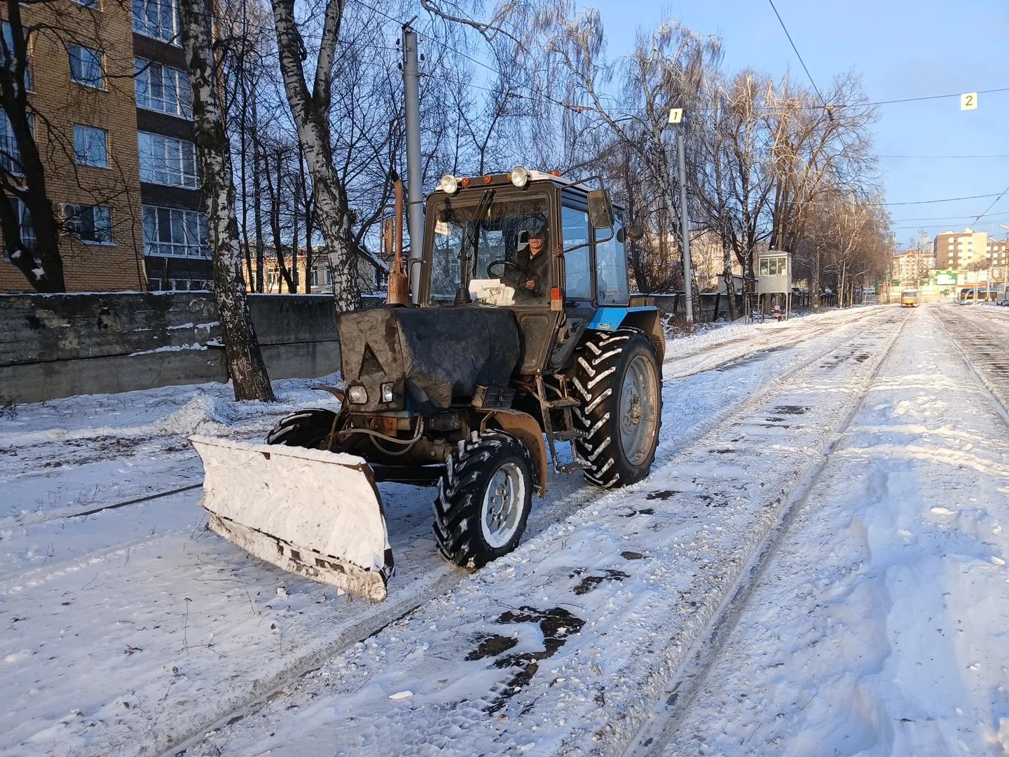 Ночью на расчистке путей трудились трамвайные снегочисты, а утром к ним на помощь вышли тракторы Ночью на расчистке путей трудились трамвайные снегочисты, а утром к ним на помощь вышли тракторы