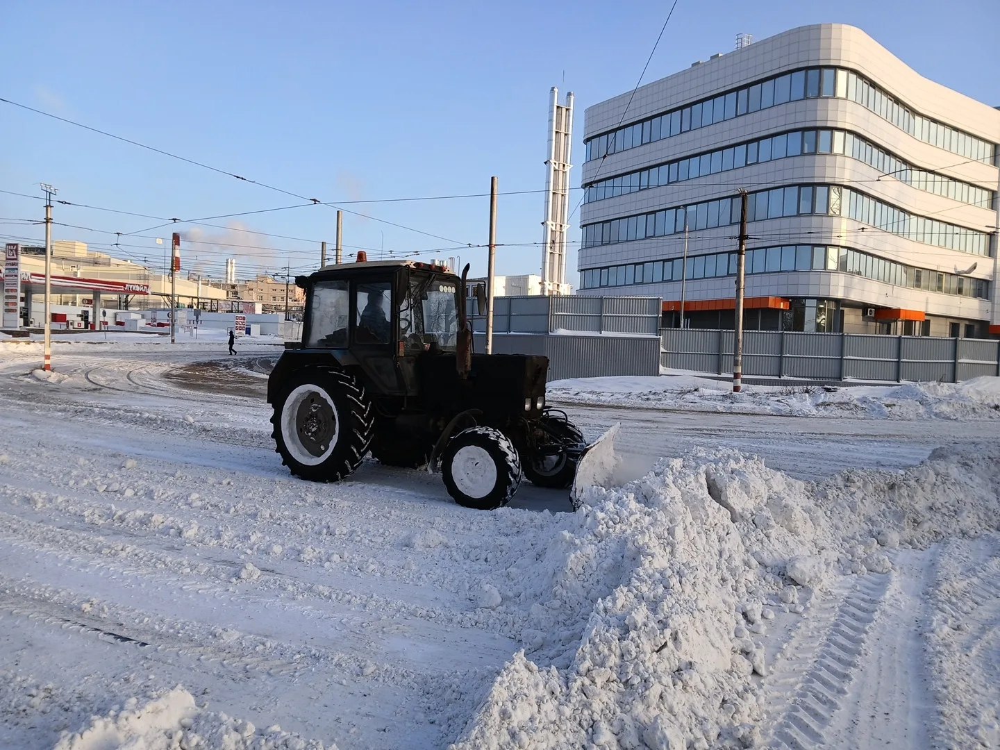 Ночью на расчистке путей трудились трамвайные снегочисты, а утром к ним на помощь вышли тракторы Ночью на расчистке путей трудились трамвайные снегочисты, а утром к ним на помощь вышли тракторы