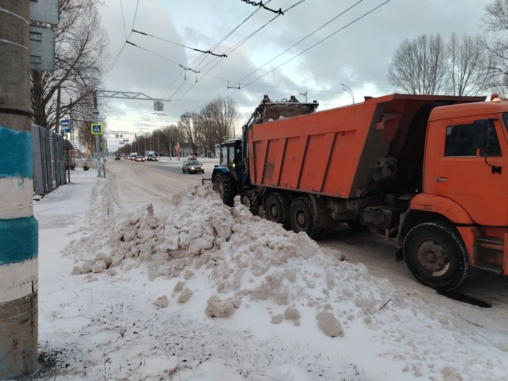 За сутки с улиц Ульяновска вывезли 36 самосвалов снега За сутки с улиц Ульяновска вывезли 36 самосвалов снега
