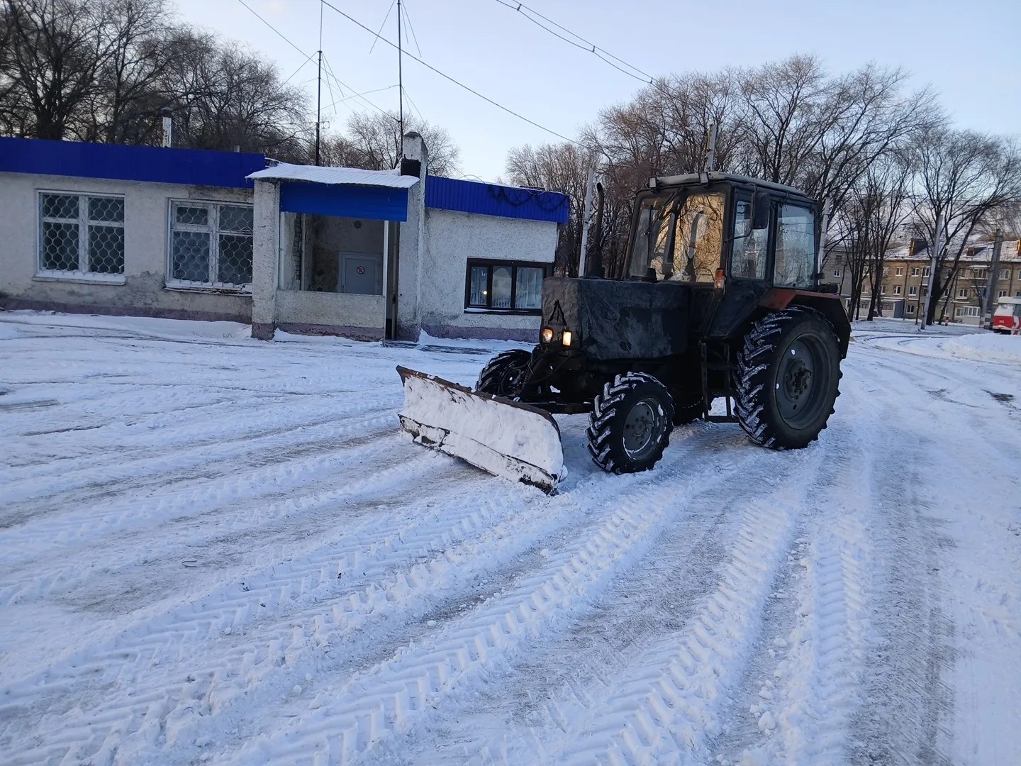Ночью на расчистке путей трудились трамвайные снегочисты, а утром к ним на помощь вышли тракторы Ночью на расчистке путей трудились трамвайные снегочисты, а утром к ним на помощь вышли тракторы