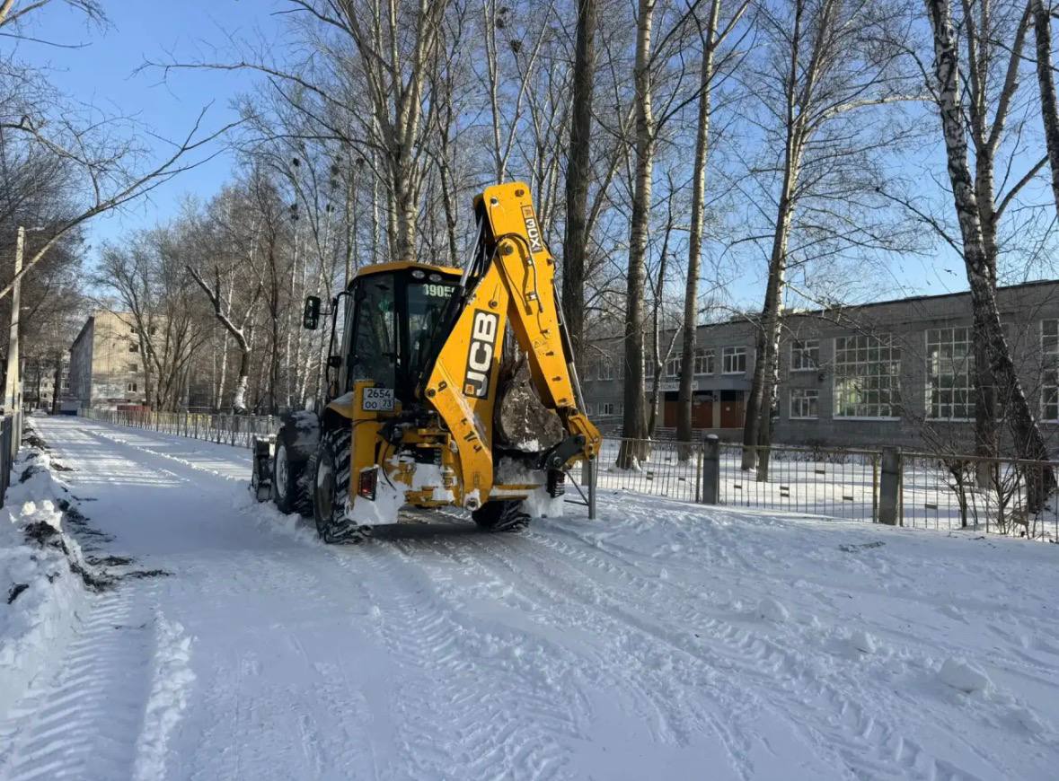 Для расчистки подходов к социальным учреждениям в Ульяновске привлекли дополнительную технику Для расчистки подходов к социальным учреждениям в Ульяновске привлекли дополнительную технику