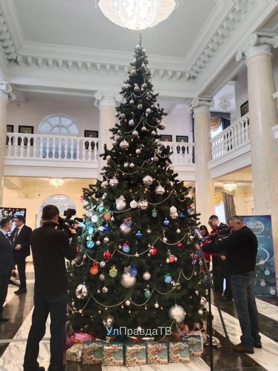 Перед началом штаба Губернатор Алексей Русских дал старт областной благотворительной новогодней акции «Подарим детям праздник» и Всероссийской акции «Ёлка желаний» Перед началом штаба Губернатор Алексей Русских дал старт областной благотворительной новогодней акции «Подарим детям праздник» и Всероссийской акции «Ёлка желаний»