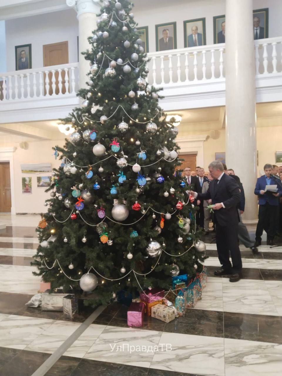 Перед началом штаба Губернатор Алексей Русских дал старт областной благотворительной новогодней акции «Подарим детям праздник» и Всероссийской акции «Ёлка желаний»