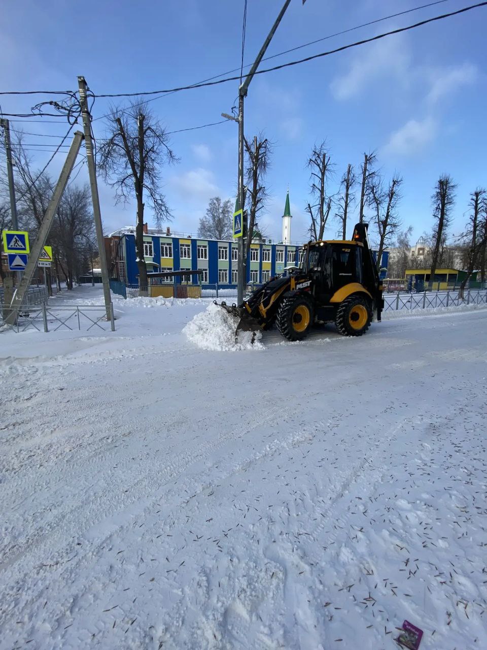 Для расчистки подходов к социальным учреждениям в Ульяновске привлекли дополнительную технику Для расчистки подходов к социальным учреждениям в Ульяновске привлекли дополнительную технику