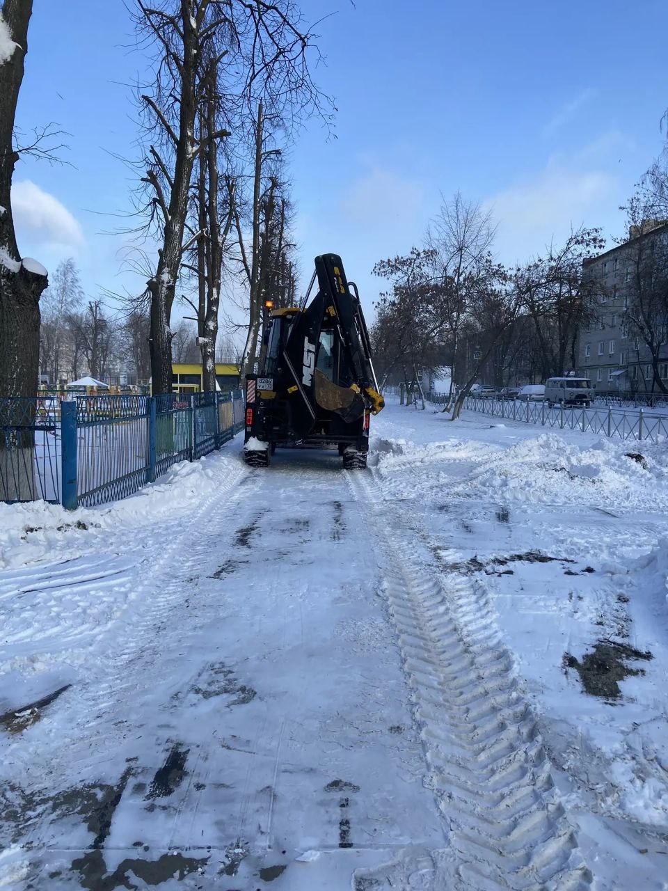 Для расчистки подходов к социальным учреждениям в Ульяновске привлекли дополнительную технику Для расчистки подходов к социальным учреждениям в Ульяновске привлекли дополнительную технику