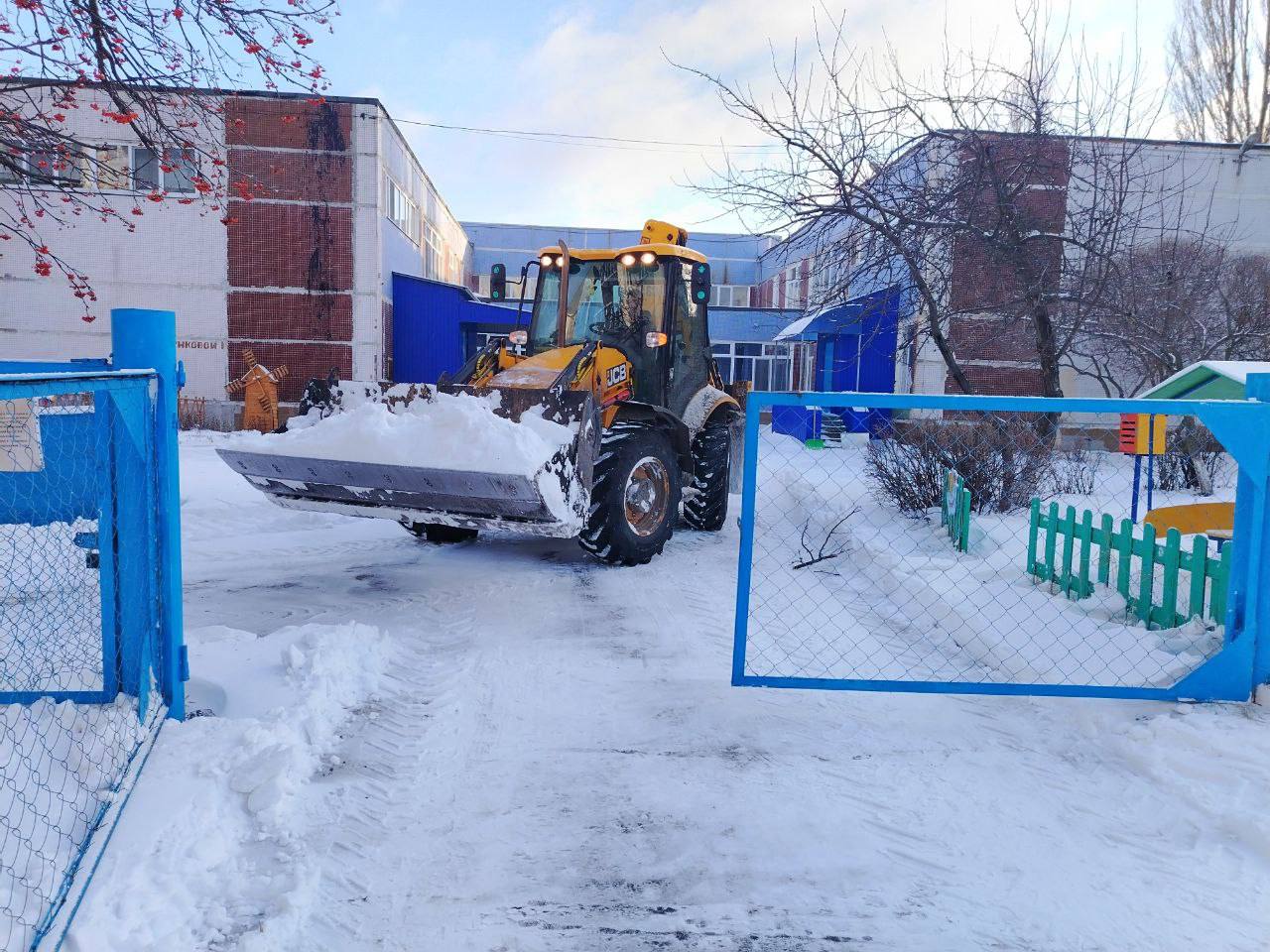 Для расчистки подходов к социальным учреждениям в Ульяновске привлекли дополнительную технику Для расчистки подходов к социальным учреждениям в Ульяновске привлекли дополнительную технику