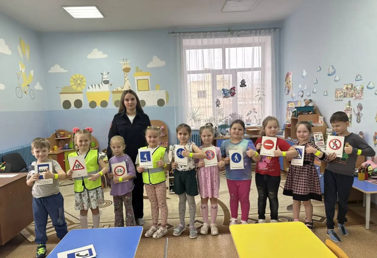 Сотрудники Госавтоинспекции напомнили воспитанникам детских садов о правилах поведения на дороге, и как вести себя вблизи проезжей части, а также напомнили о важности использования световозвращающих элементов на верхней... Сотрудники Госавтоинспекции напомнили воспитанникам детских садов о правилах поведения на дороге, и как вести себя вблизи проезжей части, а также напомнили о важности использования световозвращающих элементов на верхней...