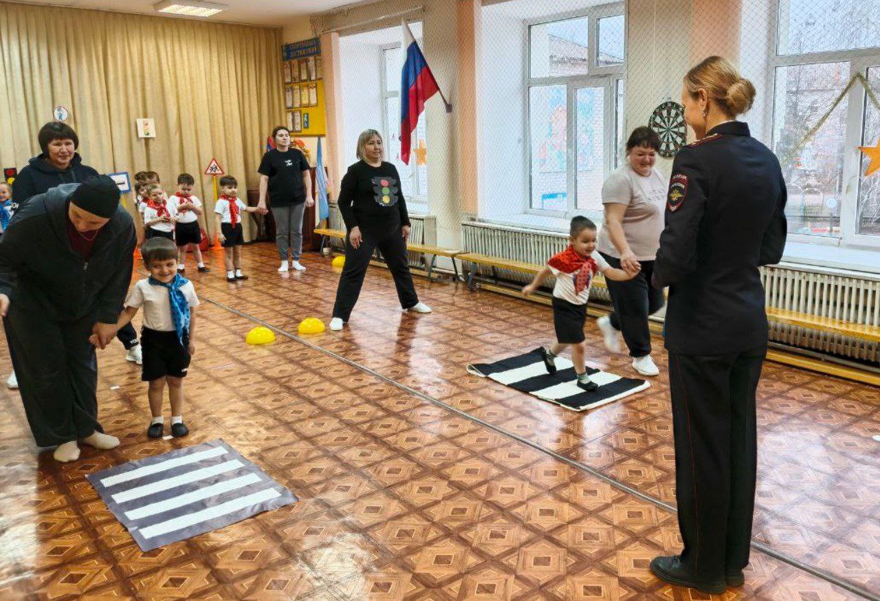 Сотрудники Госавтоинспекции напомнили воспитанникам детских садов о правилах поведения на дороге, и как вести себя вблизи проезжей части, а также напомнили о важности использования световозвращающих элементов на верхней... Сотрудники Госавтоинспекции напомнили воспитанникам детских садов о правилах поведения на дороге, и как вести себя вблизи проезжей части, а также напомнили о важности использования световозвращающих элементов на верхней...