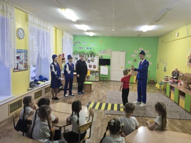 В завершение мероприятия дети получили в подарок от Дирекции безопасности дорожного движения световозвращатели и памятки по Правилам дорожного движения