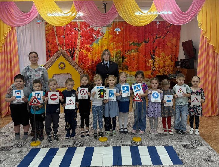 В завершение мероприятия дети получили в подарок от Дирекции безопасности дорожного движения световозвращатели и памятки по Правилам дорожного движения В завершение мероприятия дети получили в подарок от Дирекции безопасности дорожного движения световозвращатели и памятки по Правилам дорожного движения