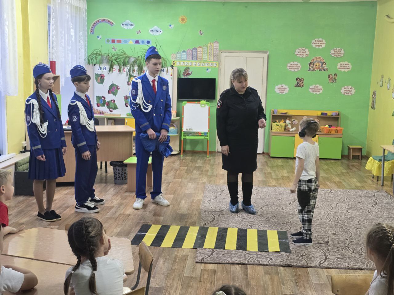 Единый день безопасности дорожного движения прошел на транспортных площадках в дошкольных образовательных организациях региона Единый день безопасности дорожного движения прошел на транспортных площадках в дошкольных образовательных организациях региона