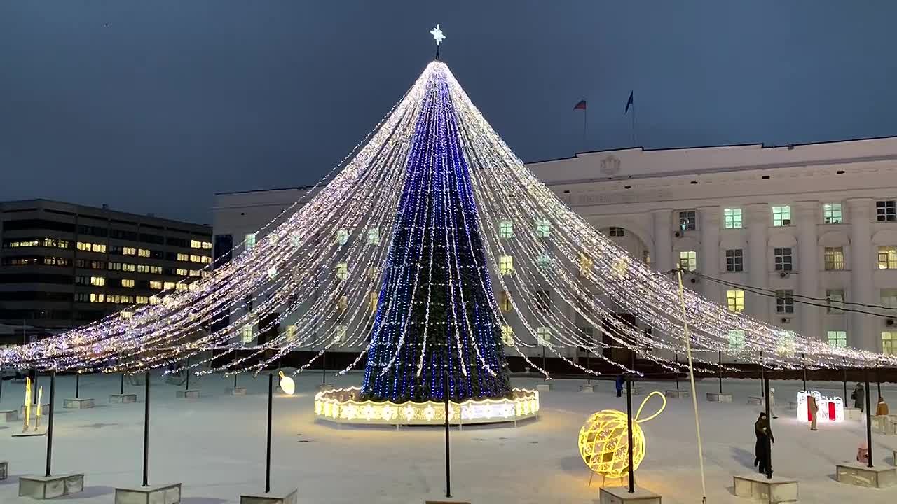 На Соборной площади в Ульяновске готова главная городская ёлка — на этой неделе в городе начинают включать праздничную иллюминацию в тёмное время суток