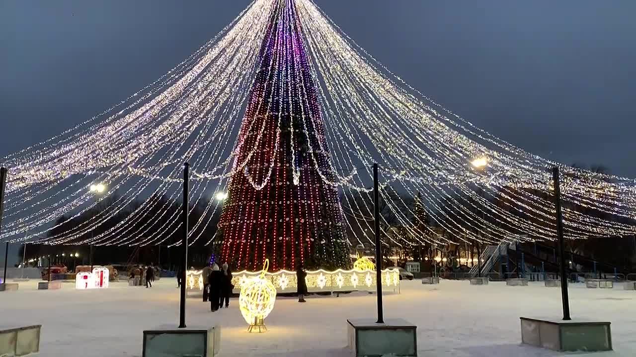 Новогоднюю иллюминацию на главной ёлке Ульяновска будут включать ежедневно