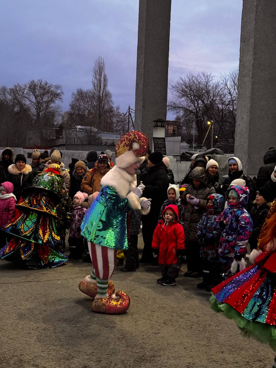 Поезд Деда Мороза приехал в Ульяновск и превратил вокзал в новогоднюю сказку Волшебный состав с тематическими вагонами и новым «ледяным» купе Снежной королевы порадовал детей и взрослых Поезд Деда Мороза приехал в Ульяновск и превратил вокзал в новогоднюю сказку Волшебный состав с тематическими вагонами и новым «ледяным» купе Снежной королевы порадовал детей и взрослых