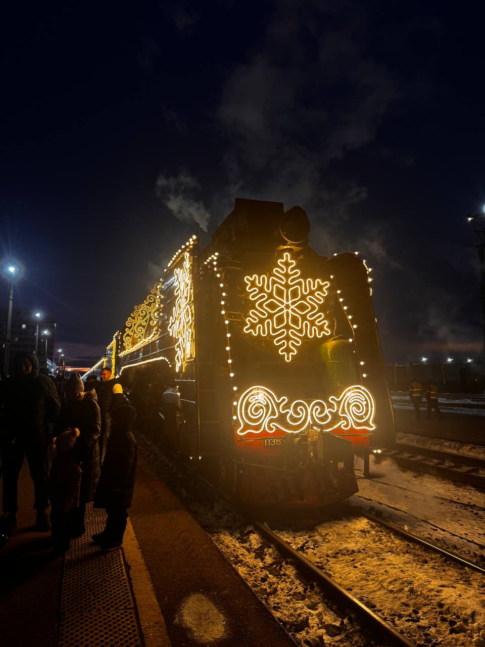 Поезд Деда Мороза приехал в Ульяновск и превратил вокзал в новогоднюю сказку Волшебный состав с тематическими вагонами и новым «ледяным» купе Снежной королевы порадовал детей и взрослых Поезд Деда Мороза приехал в Ульяновск и превратил вокзал в новогоднюю сказку Волшебный состав с тематическими вагонами и новым «ледяным» купе Снежной королевы порадовал детей и взрослых