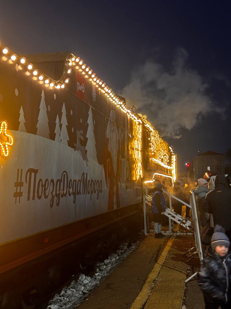 Поезд Деда Мороза приехал в Ульяновск и превратил вокзал в новогоднюю сказку Волшебный состав с тематическими вагонами и новым «ледяным» купе Снежной королевы порадовал детей и взрослых Поезд Деда Мороза приехал в Ульяновск и превратил вокзал в новогоднюю сказку Волшебный состав с тематическими вагонами и новым «ледяным» купе Снежной королевы порадовал детей и взрослых
