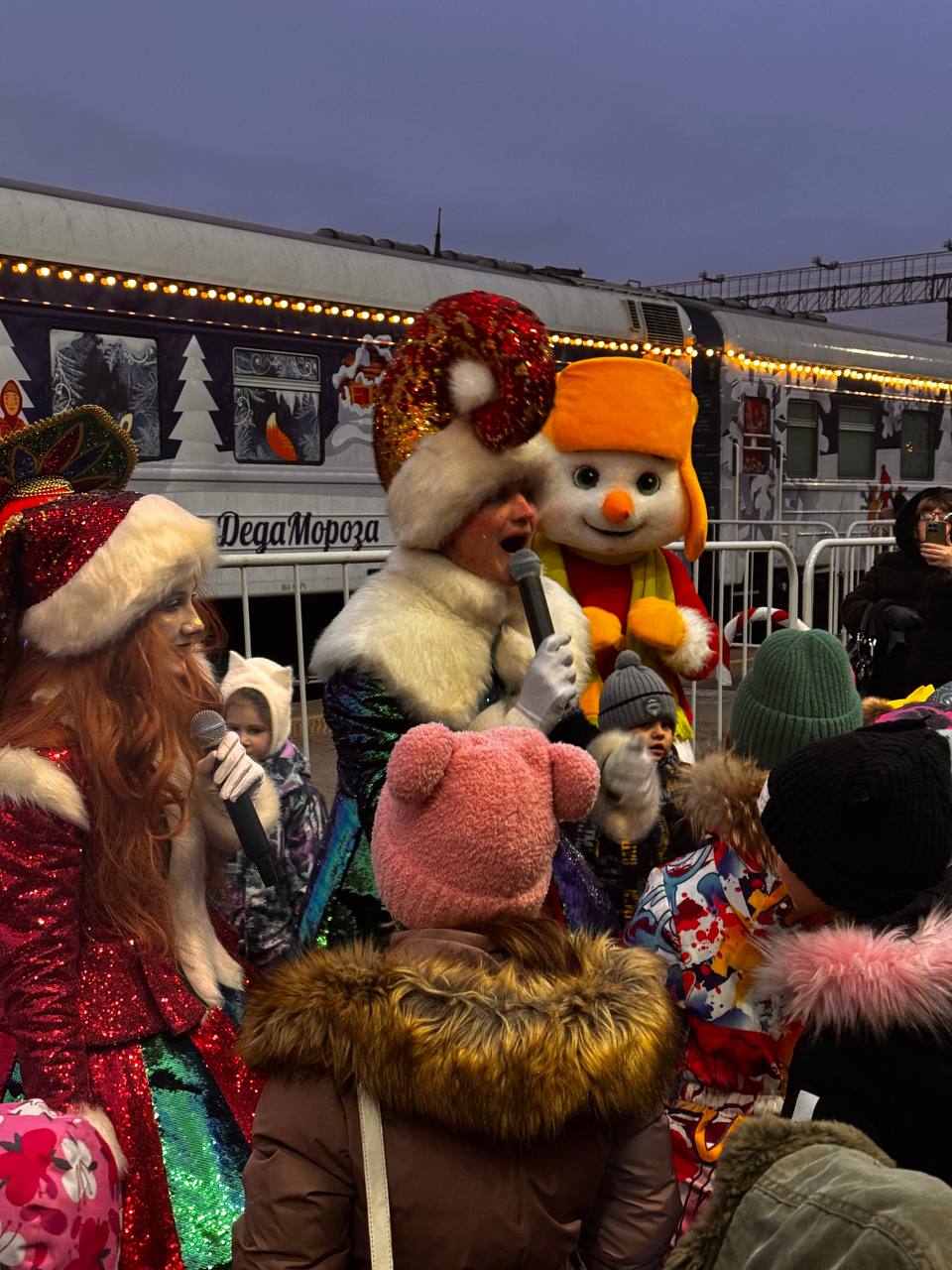 Поезд Деда Мороза приехал в Ульяновск и превратил вокзал в новогоднюю сказку Волшебный состав с тематическими вагонами и новым «ледяным» купе Снежной королевы порадовал детей и взрослых Поезд Деда Мороза приехал в Ульяновск и превратил вокзал в новогоднюю сказку Волшебный состав с тематическими вагонами и новым «ледяным» купе Снежной королевы порадовал детей и взрослых