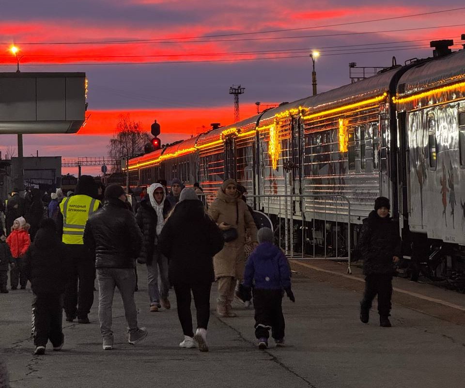 Поезд Деда Мороза приехал в Ульяновск и превратил вокзал в новогоднюю сказку Волшебный состав с тематическими вагонами и новым «ледяным» купе Снежной королевы порадовал детей и взрослых