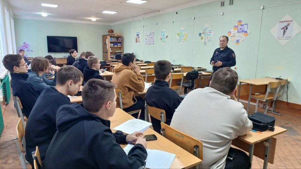 В ходе профилактической беседы сотрудники Госавтоинспекции рассказали об основных причинах ДТП, в том числе с участием несовершеннолетних