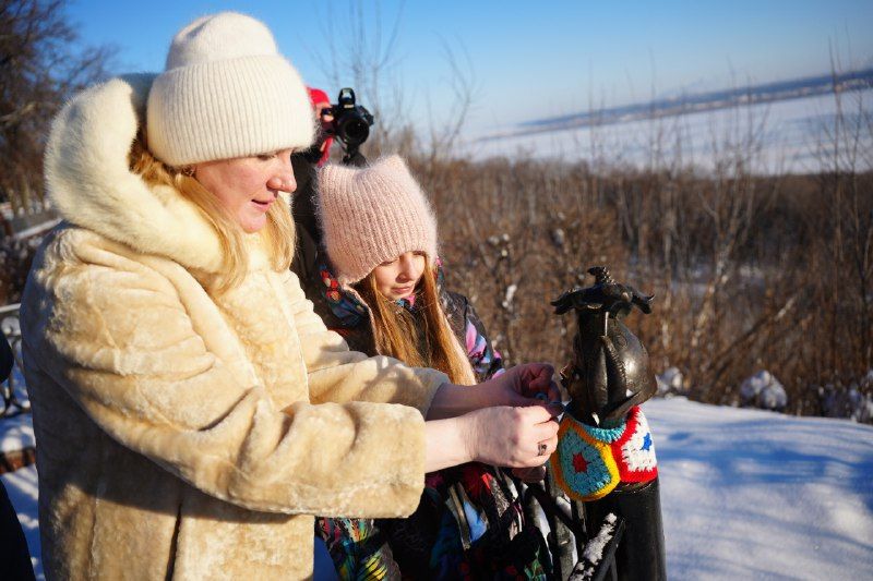 Многодетная семья из Ульяновска нарядила скульптуры колобков в яркие зимние наряды