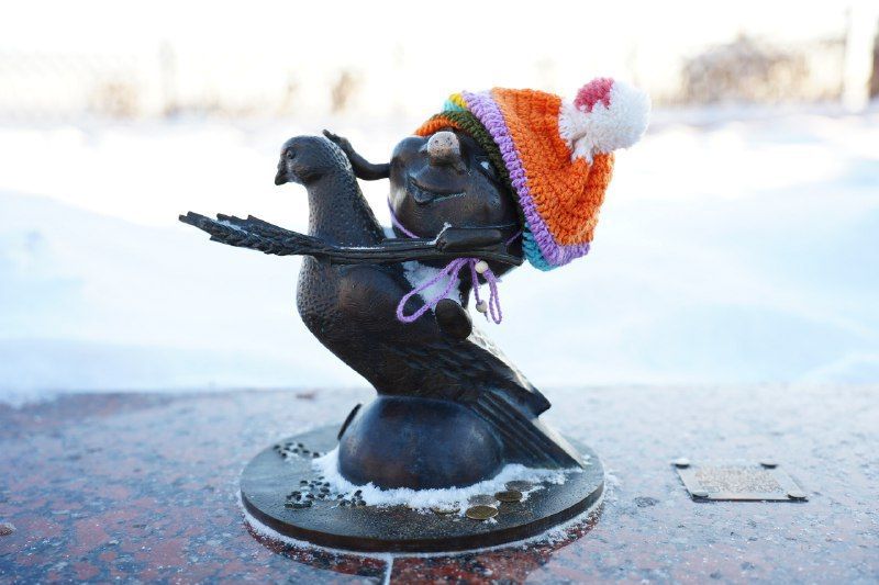 Многодетная семья Витковских из Ульяновска нарядила скульптуры колобков в яркую зимнюю одежду