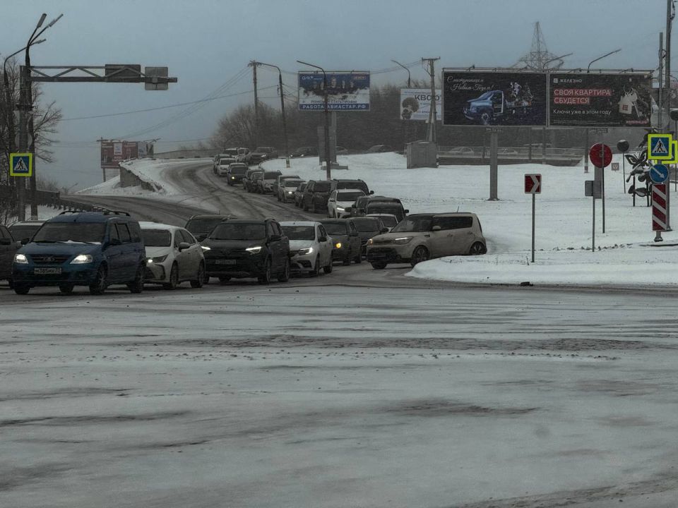 Участники аварии уехали, пробка еще на месте