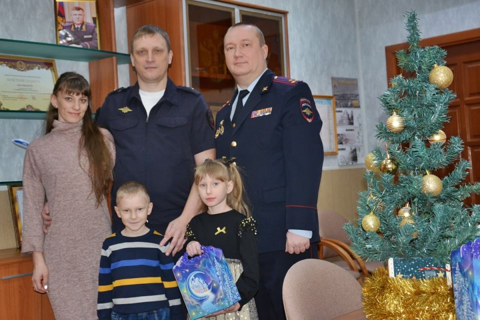 Начальник Ульяновского ЛО МВД России на транспорте поздравил многодетные семьи сотрудников с наступающим Новым годом