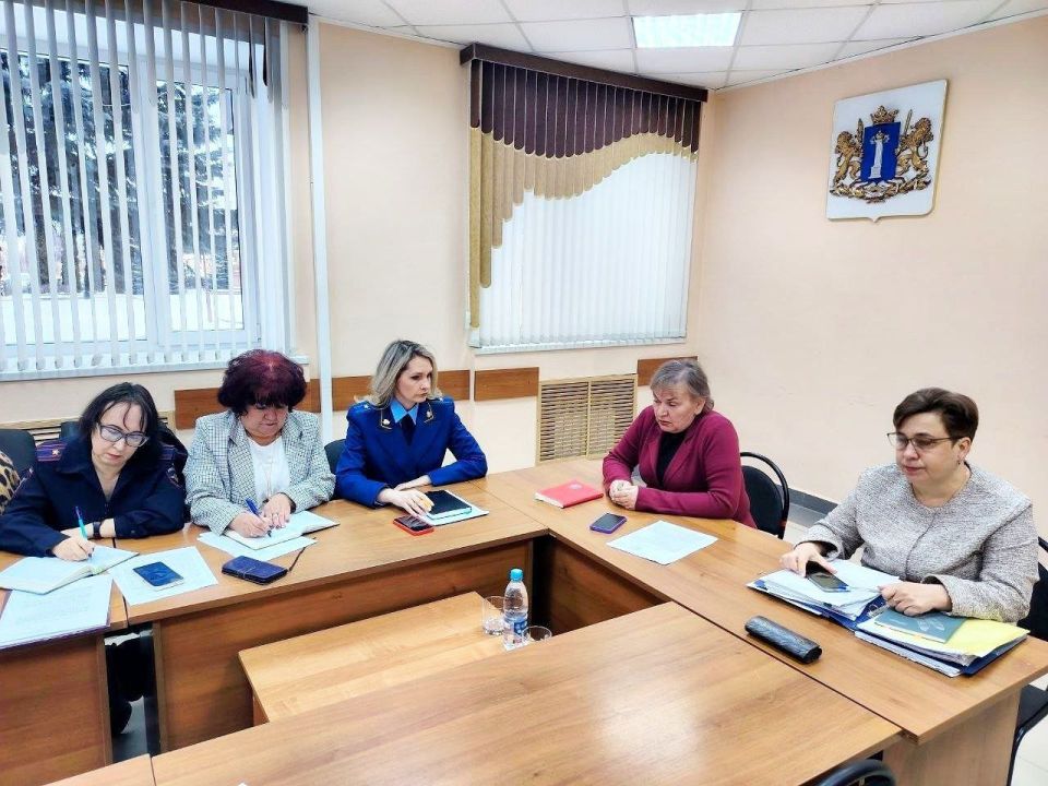 Старший помощник прокурора Ульяновского района Екатерина Силантьева приняла участие в заседании комиссии по делам несовершеннолетних и защите их прав при администрации МО «Ульяновский район»