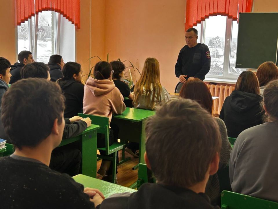 На родительских собраниях и педагогических советах рассмотрены вопросы обеспечения безопасности детей при движении из дома в школу и обратно, в том числе с использованием личных автомобилей