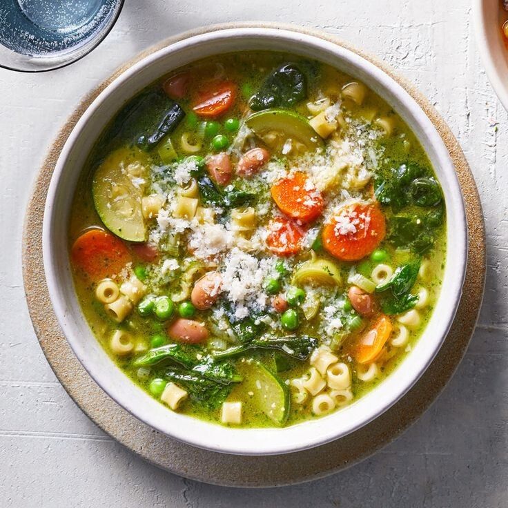 Согревающий минестроне с песто: идеальный суп для холодного вечера