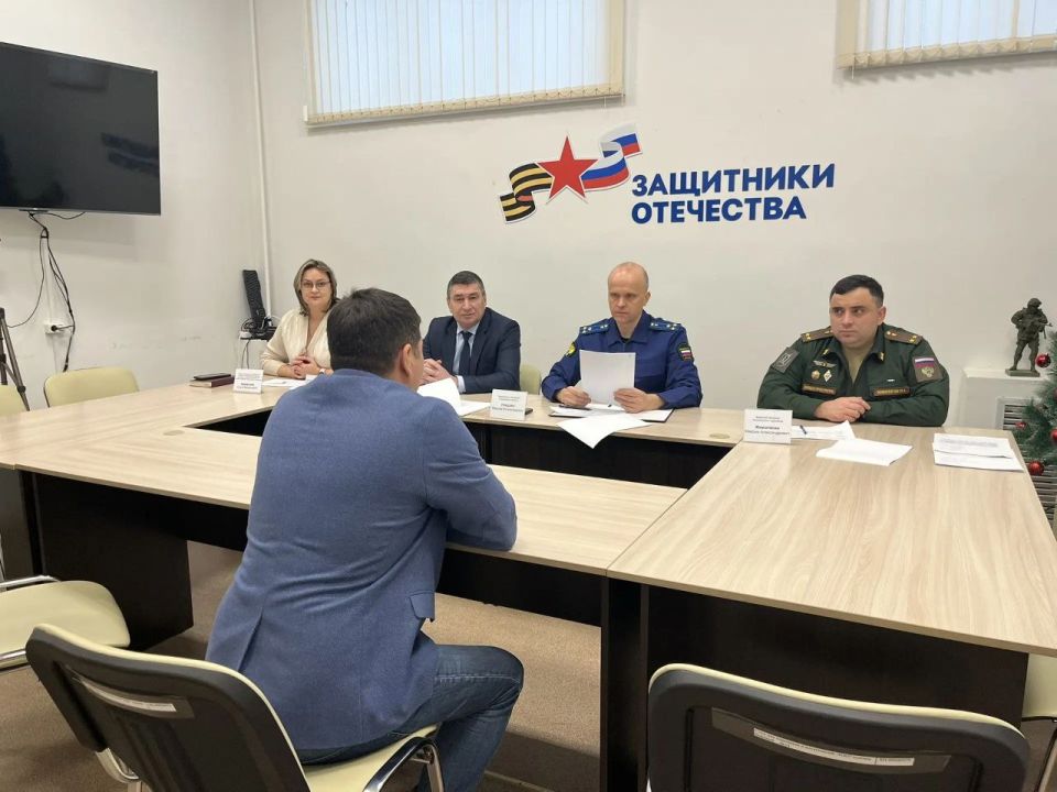Заместитель прокурора области Максим Гришин провел совместно с военным прокурором Ульяновского гарнизона Максимом Животягиным личный прием граждан в региональном филиале Государственного фонда поддержки участников...