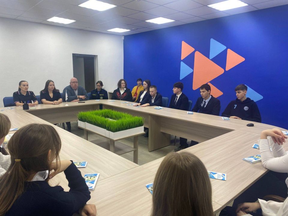 Сотрудники полиции организовали профилактические беседы в образовательных организациях региона в рамках Декады правового просвещения