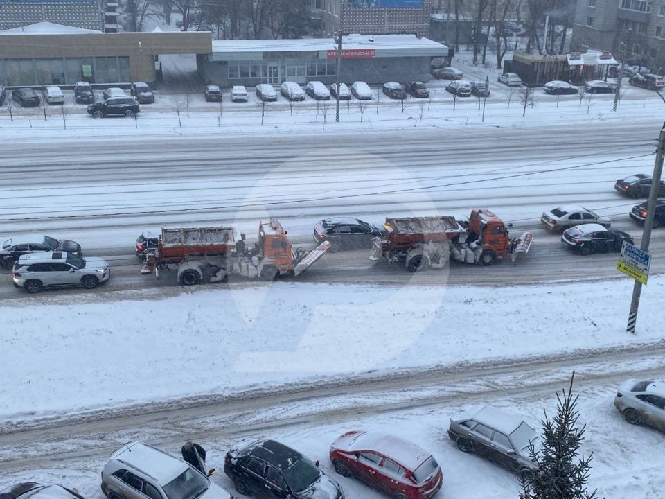 На улицах города работает снегоуборочная техника