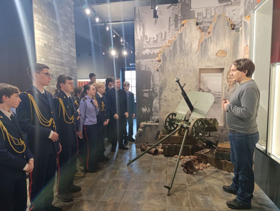 Ульяновские кадеты СК России посетили выставку "Оружие подвига"