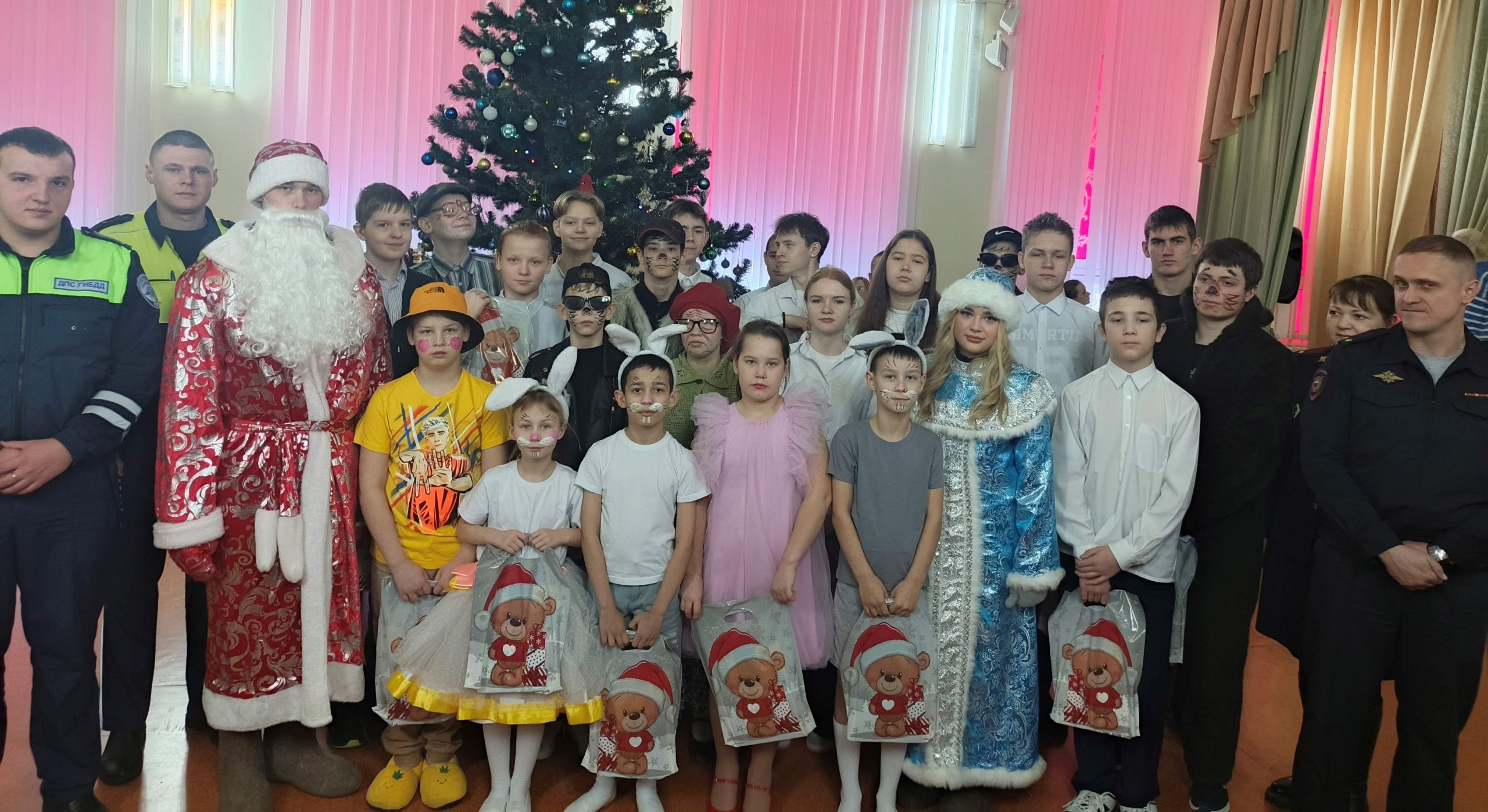 В Ульяновске продолжается Всероссийская акция «Полицейский Дед Мороз» В Ульяновске продолжается Всероссийская акция «Полицейский Дед Мороз»