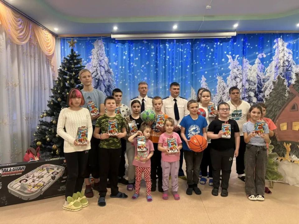 Работники прокуратуры Барышского района поздравили воспитанников ОГКУ социального обслуживания "Социально-реабилитационный центр для несовершеннолетних "Планета Детства" в г. Барыше" с наступающим Новым 2026-м годом