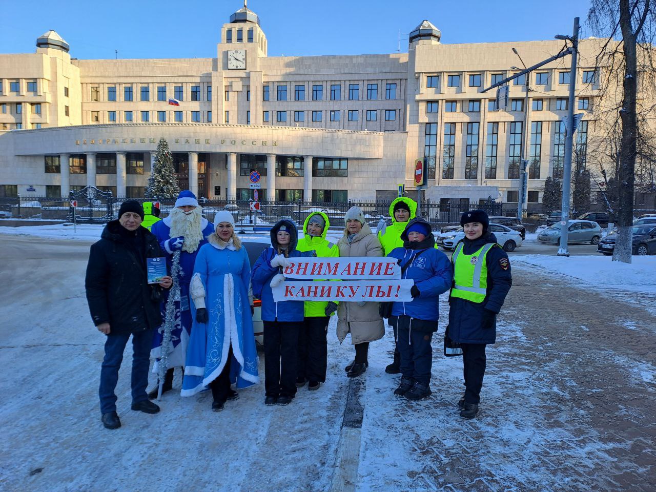 Полицейский Дед Мороз поздравил всех с наступающим Новым годом и пожелал безопасных дорог всем участникам движения — водителям, пешеходам и пассажирам Полицейский Дед Мороз поздравил всех с наступающим Новым годом и пожелал безопасных дорог всем участникам движения — водителям, пешеходам и пассажирам