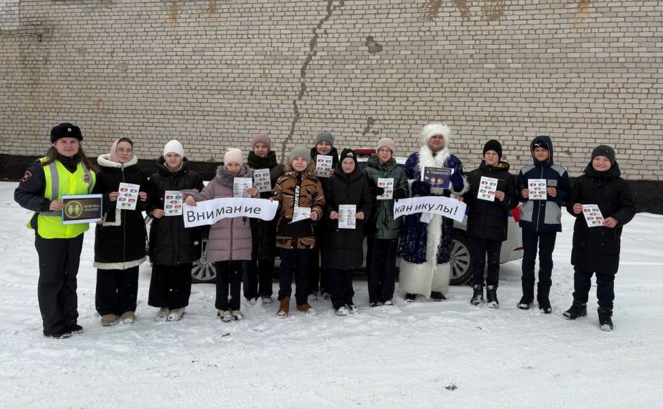 Полицейский Дед Мороз поздравил всех с наступающим Новым годом и пожелал безопасных дорог всем участникам движения — водителям, пешеходам и пассажирам