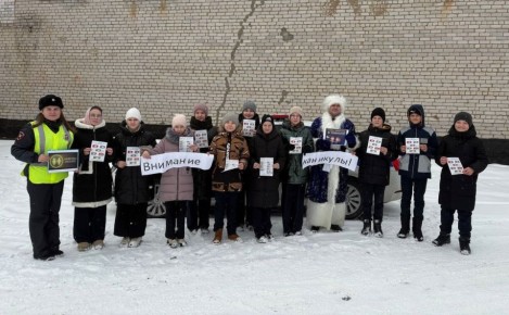 Полицейский Дед Мороз поздравил всех с наступающим Новым годом и пожелал безопасных дорог всем участникам движения — водителям, пешеходам и пассажирам