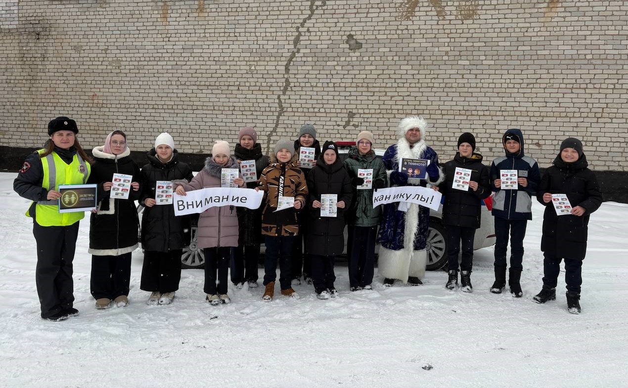 Полицейский Дед Мороз поздравил всех с наступающим Новым годом и пожелал безопасных дорог всем участникам движения — водителям, пешеходам и пассажирам