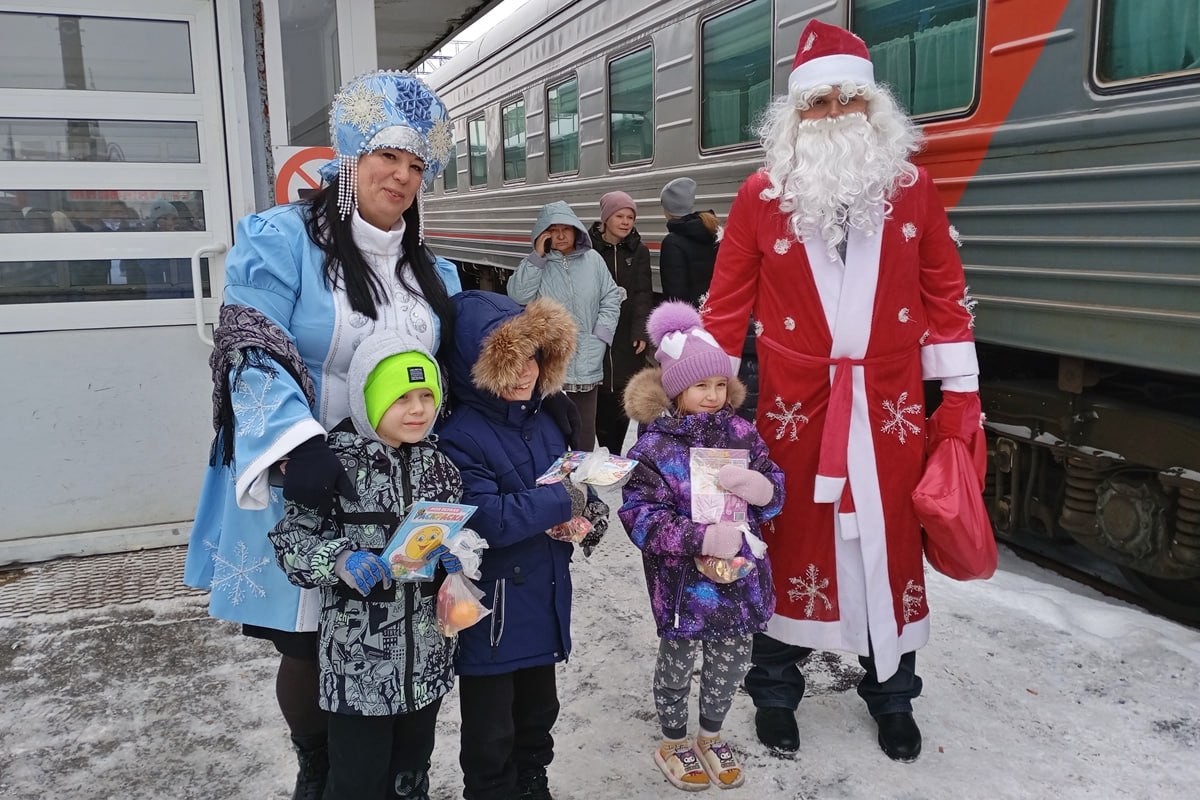 Сотрудники транспортной полиции Ульяновска провели мероприятие в рамках акции «Полицейский Дед Мороз» для маленьких пассажиров Сотрудники транспортной полиции Ульяновска провели мероприятие в рамках акции «Полицейский Дед Мороз» для маленьких пассажиров
