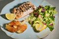 Жареная семга с картофельными дольками и салатом от Юлии Высоцкой
