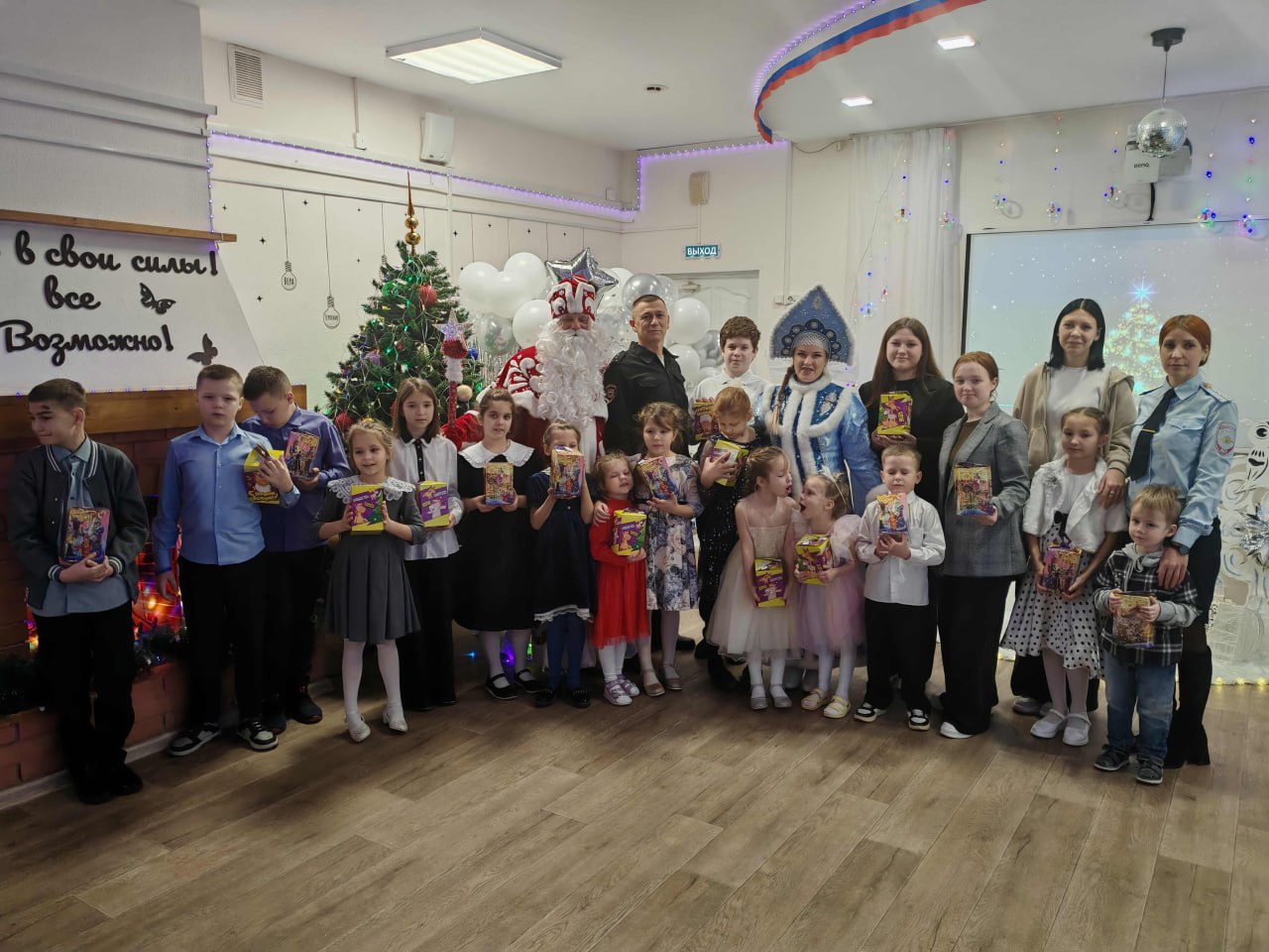 Ульяновские полицейские в рамках акции «Полицейский Дед Мороз» поздравили воспитанников социально – реабилитационного центра с наступающим Новым Годом Ульяновские полицейские в рамках акции «Полицейский Дед Мороз» поздравили воспитанников социально – реабилитационного центра с наступающим Новым Годом