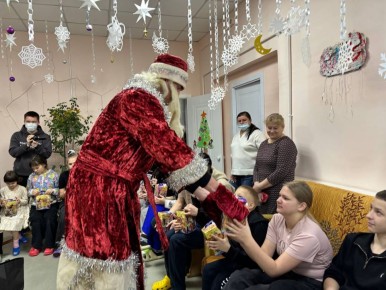 Праздник начался с веселого театрализованного новогоднего представления, который подготовили воспитанники детского интерната и детского дома