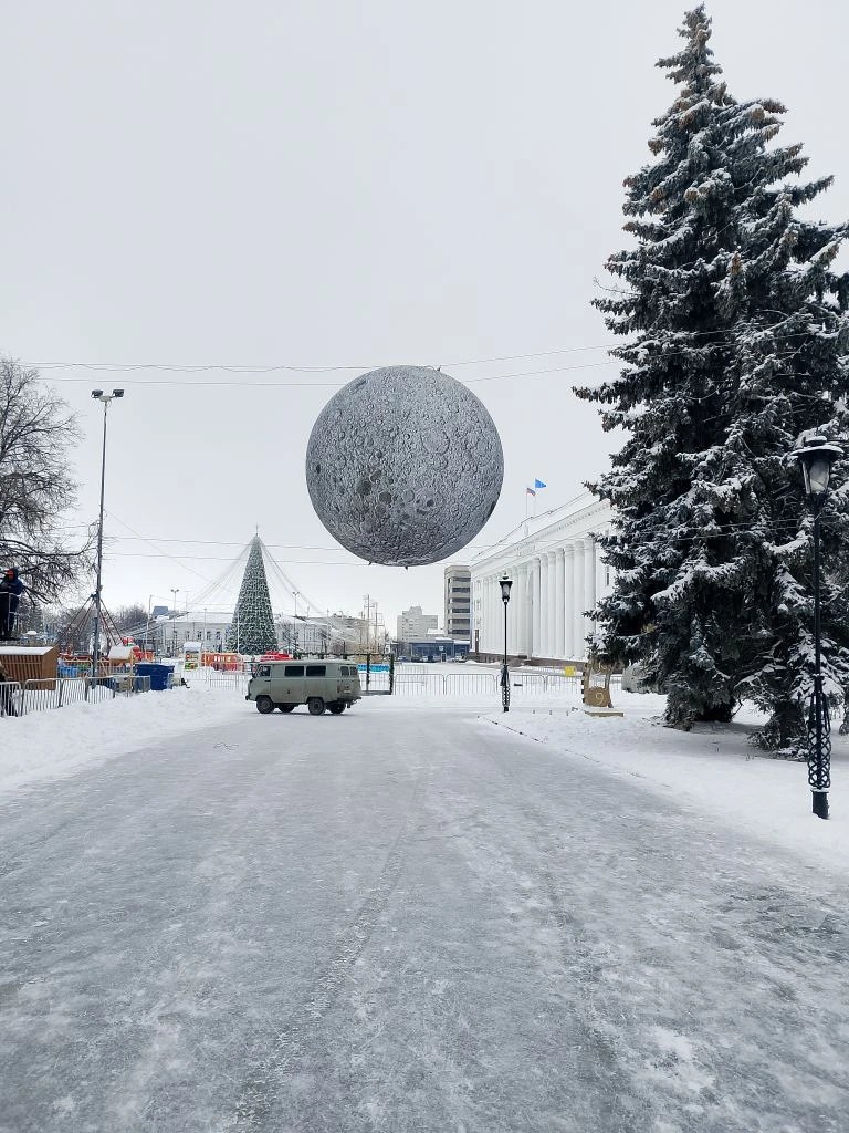 В Ульяновске над кольцевым катком на эспланаде взошла Луна