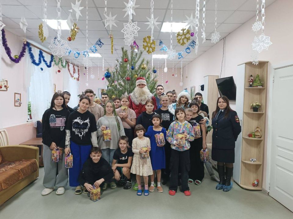 Сотрудники Госавтоинспекции поздравили воспитанников социально-реабилитационного центра, детских домов «Планета» и «Орбита»