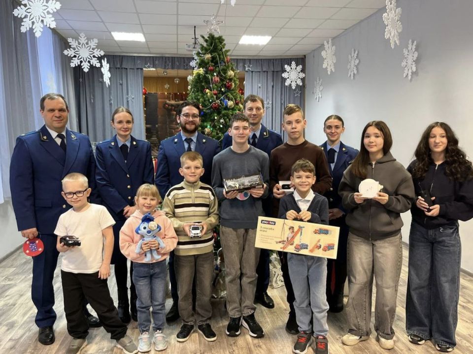 Работники прокуратуры Майнского района поздравили воспитанников ОГКУ "Майнский детский дом "Орбита" с наступающим Новым 2026-м годом